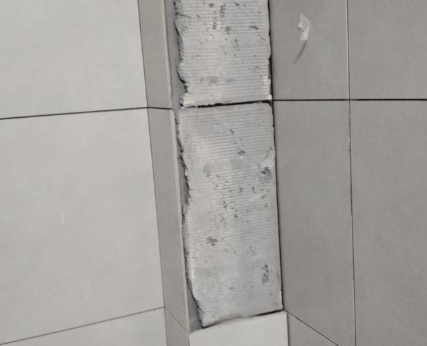 咸阳市瓷砖空鼓维修公司分享下瓷砖施工前基层浇水润湿程度不足，可能导致以下问题