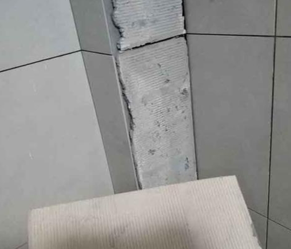 咸阳市瓷砖空鼓维修公司分享下厨房瓷砖脱落的补救措施。